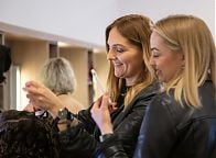 Słuchaczki Warszawskiej Szkoły Reklamy i Szkoły Wizażu i Charakteryzacji SWiCh na finale 10. edycji programu Voice of Poland. Fot. Anita Kot