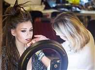 Słuchaczki Warszawskiej Szkoły Reklamy i Szkoły Wizażu i Charakteryzacji SWiCh na finale 10. edycji programu Voice of Poland. Fot. Anita Kot