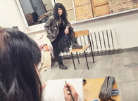 Warsztaty rysunkowe z rysowania postaci ludzkich prowadzone przez Marię Orzewską - IV 2025 r.; fot. Grzegorz Rusinek