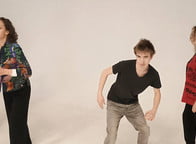 Kadry z prób warsztatów aktorskich – tu liczy się każdy gest, współpraca i chwila skupienia. Czy już wiecie, które ćwiczenia przygotowują do «Alicji», a które do «Odysei»?