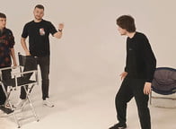 Kadry z prób warsztatów aktorskich – tu liczy się każdy gest, współpraca i chwila skupienia. Czy już wiecie, które ćwiczenia przygotowują do «Alicji», a które do «Odysei»?