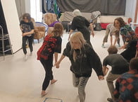 Kadry z prób warsztatów aktorskich – tu liczy się każdy gest, współpraca i chwila skupienia. Czy już wiecie, które ćwiczenia przygotowują do «Alicji», a które do «Odysei»?