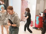 Kadry z prób warsztatów aktorskich – tu liczy się każdy gest, współpraca i chwila skupienia. Czy już wiecie, które ćwiczenia przygotowują do «Alicji», a które do «Odysei»?