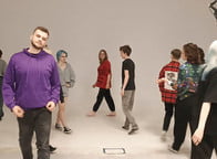 Kadry z prób warsztatów aktorskich – tu liczy się każdy gest, współpraca i chwila skupienia. Czy już wiecie, które ćwiczenia przygotowują do «Alicji», a które do «Odysei»?