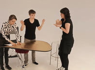 Kadry z prób warsztatów aktorskich – tu liczy się każdy gest, współpraca i chwila skupienia. Czy już wiecie, które ćwiczenia przygotowują do «Alicji», a które do «Odysei»?