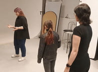 Kadry z prób warsztatów aktorskich – tu liczy się każdy gest, współpraca i chwila skupienia. Czy już wiecie, które ćwiczenia przygotowują do «Alicji», a które do «Odysei»?