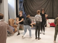 Kadry z prób warsztatów aktorskich – tu liczy się każdy gest, współpraca i chwila skupienia. Czy już wiecie, które ćwiczenia przygotowują do «Alicji», a które do «Odysei»?