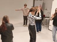 Kadry z prób warsztatów aktorskich – tu liczy się każdy gest, współpraca i chwila skupienia. Czy już wiecie, które ćwiczenia przygotowują do «Alicji», a które do «Odysei»?