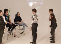 Kadry z prób warsztatów aktorskich – tu liczy się każdy gest, współpraca i chwila skupienia. Czy już wiecie, które ćwiczenia przygotowują do «Alicji», a które do «Odysei»?